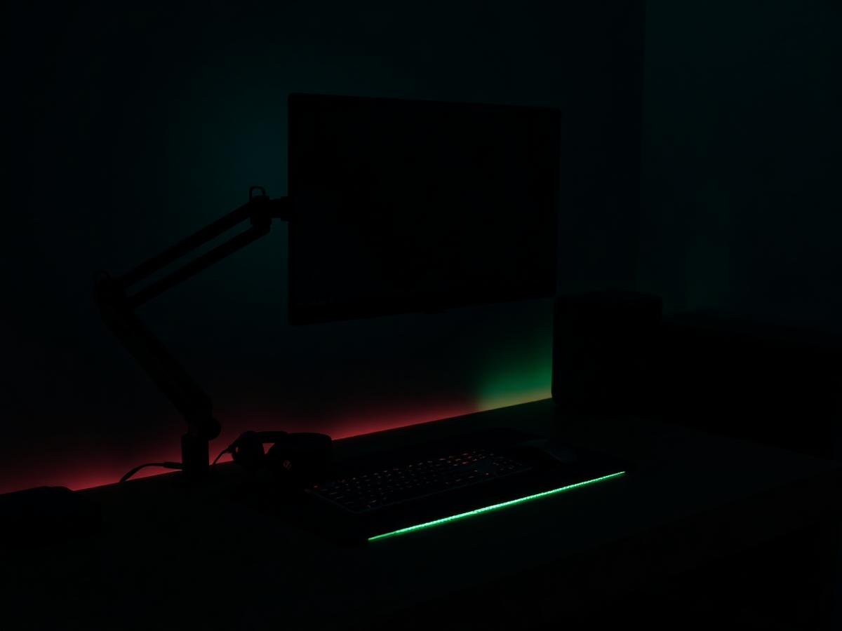 Mesa depois: setup organizado com iluminação e suportes Ravik Club